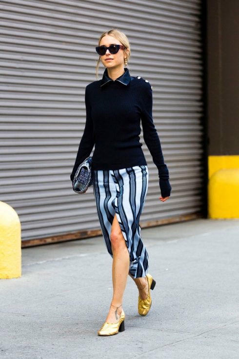 váy xẽ tà họa tiết sọc