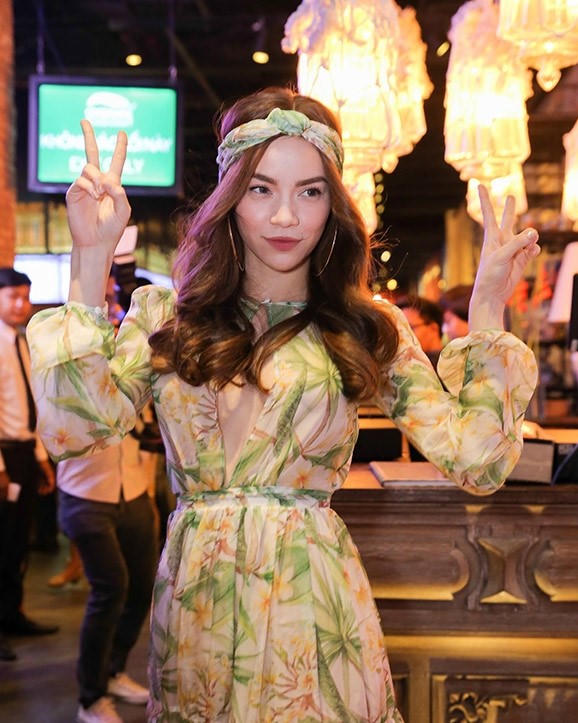 “Nữ hoàng showbiz Việt” đến tham dự sự kiện trong phong cách boho-chic đang hot. Chiếc đầm họa tiết hoa mùa xuân với phần tay bồng bềnh giúp làm tăng sự ngọt ngào bên cạnh turban đội đầu sành điệu.