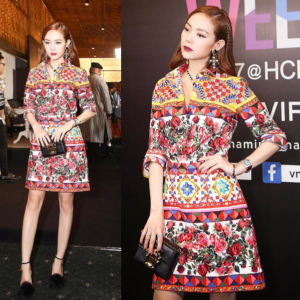 Diện cả cây Dolce&Gabbana với họa tiết rực rỡ, siêu bắt mắt khi tham dự sự kiện, Minh Hằng thu hút mọi ống kính về phía mình trong outfit đỏ và hồng rực rỡ kết hợp lối trang điểm “tóc nâu môi trầm” quyến rũ.