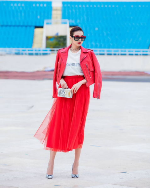Xứng đáng với danh hiệu Nữ hoàng đồ hiệu Việt Nam, bất cứ món đồ nào được Thanh Hằng “dát” lên người cũng là món phụ kiện kiêu sa lộng lẫy. Váy tulle đỏ lạ mắt mix với áo khoác da biker ton-sur-ton là sự lựa chọn hoàn hảo cho thời trang street style ngày xuân-hè. 