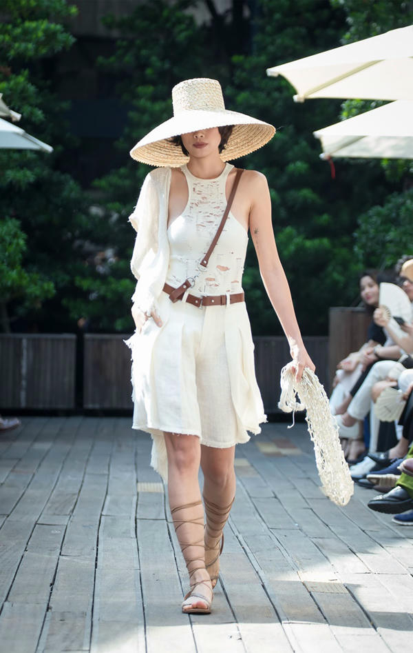 nha-thiet-ke-viet-chuong-mot-to-chuc-show-dien-ngoai-troi