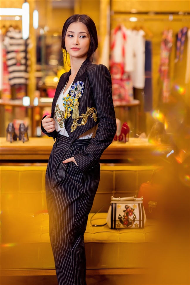 Dong Nhi voi phong cach khi tre trung, luc sang trong