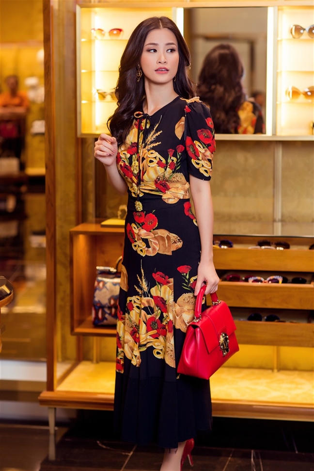 Dong Nhi voi phong cach khi tre trung, luc sang trong