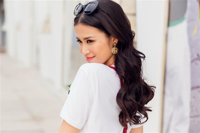 Dong Nhi voi phong cach khi tre trung, luc sang trong