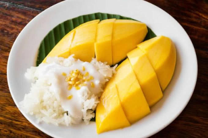 Kết quả hình ảnh cho Xôi xoài nước cốt dừa Thái Lan