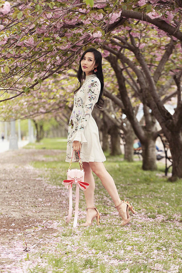 vay-ao-co-hoa-tiet-ngap-sac-hoa-mua-he