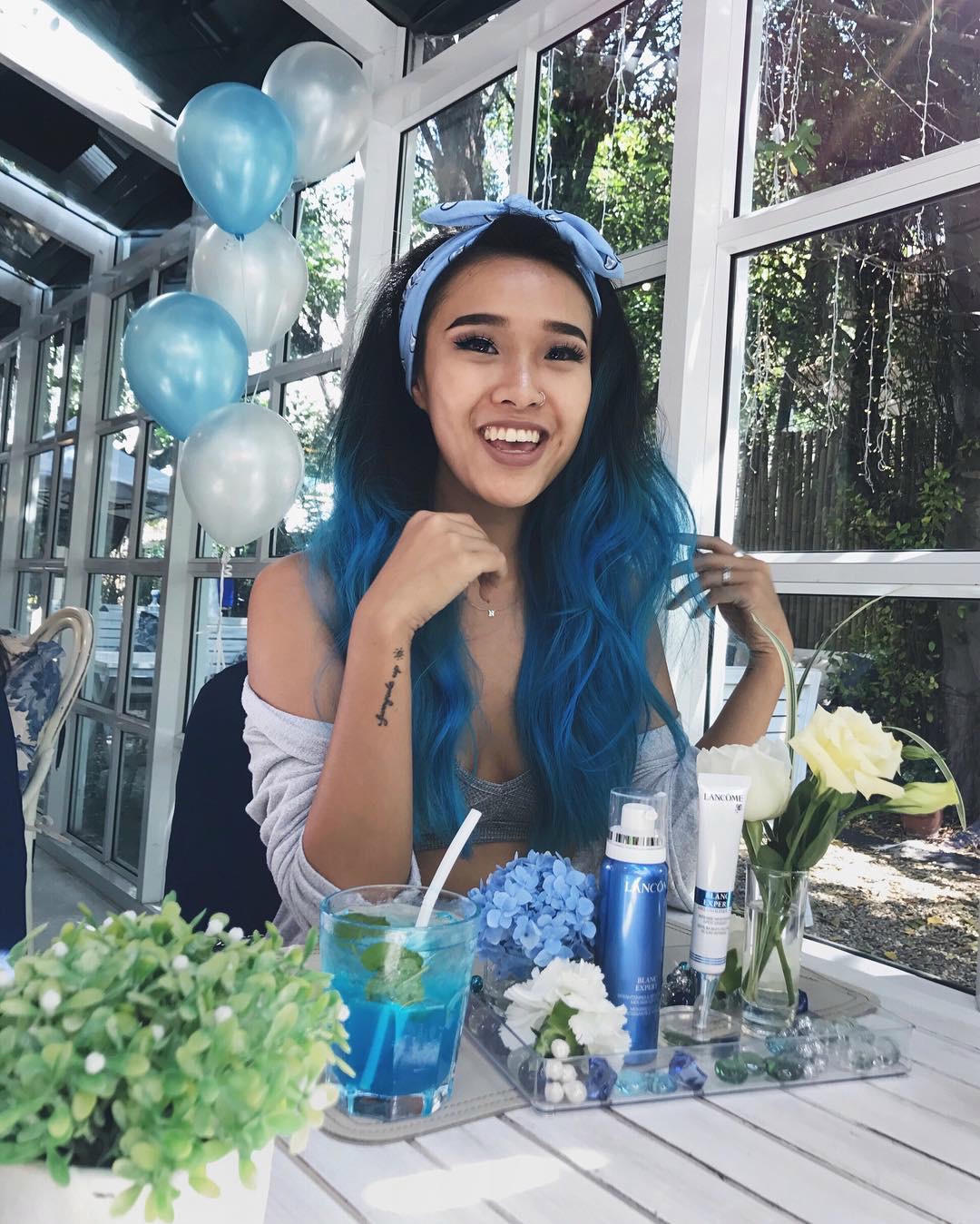 Phong cách của cô có sự chuyển mình sang xu hướng monochrome với những bộ cánh trắng đen, áo khoác jean, denim, và tất nhiên là mái tóc xanh “cool ngầu” không thể lẫn vào đâu được.