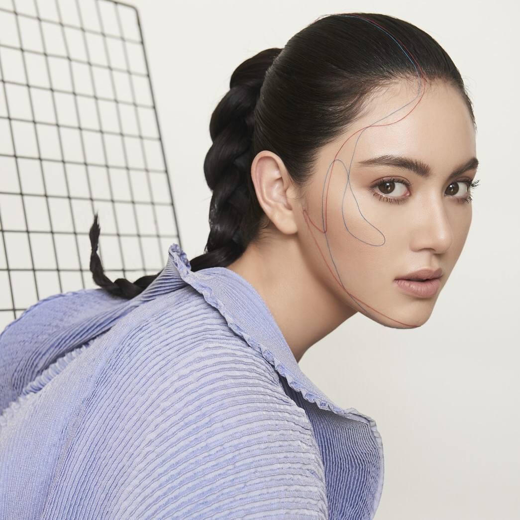 Ngoài là một fashion blogger, diễn viên, người mẫu nổi tiếng “xứ chùa vàng”, cô còn là người đại diện cho khá nhiều thương hiệu lớn.