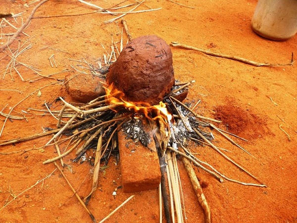 ga boc dat set - mon an cua ga an may len ban tiec hoang cung hinh anh 1