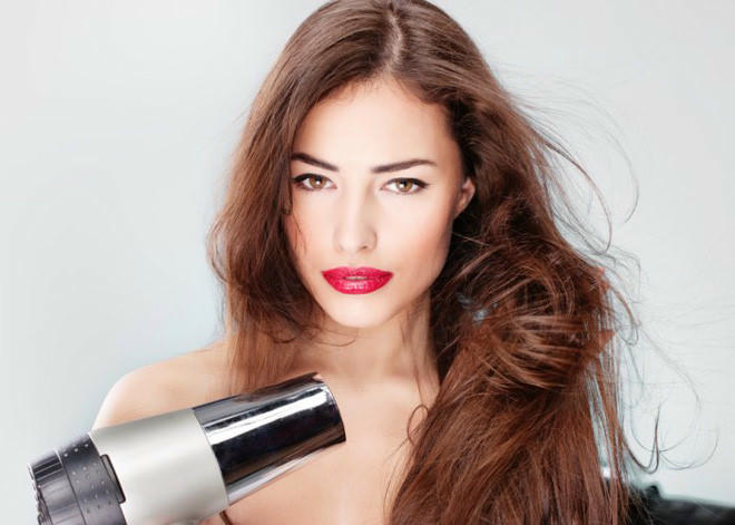 Bạn cần điều chỉnh nhiệt độ phù hợp với từng loại tóc. Nếu tóc dày, sợi to và thô, nên dùng nhiệt độ cao nhằm tạo kiểu hiệu quả hơn. Trong khi đó, tóc mỏng và mảnh chỉ nên dùng máy sấy nhiệt độ thấp.