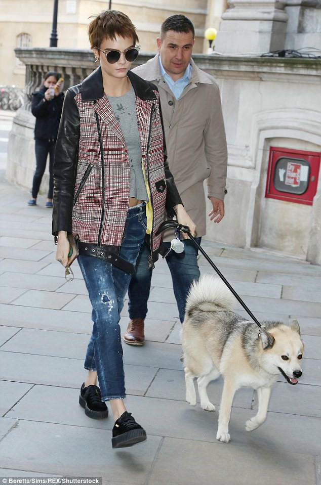 Dien ao khoac vai tweed dau mua an tuong nhu sao Hollywood hinh anh 5