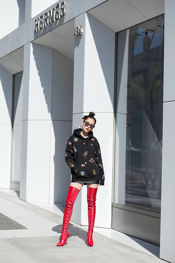 chi-pu-dien-trang-phuc-hoa-khoe-dang-tren-duong-pho-my-3