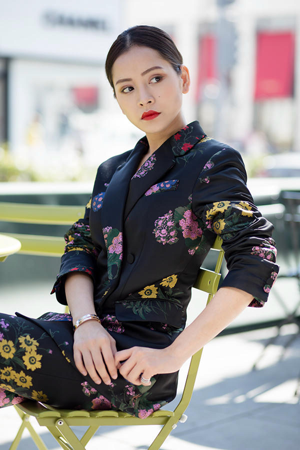 chi-pu-dien-trang-phuc-hoa-khoe-dang-tren-duong-pho-my-9