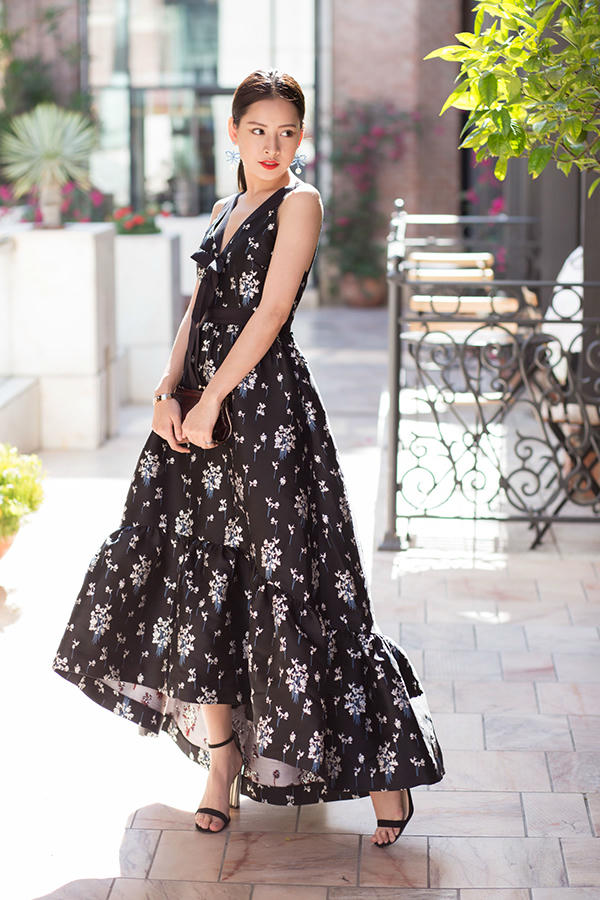 chi-pu-dien-trang-phuc-hoa-khoe-dang-tren-duong-pho-my