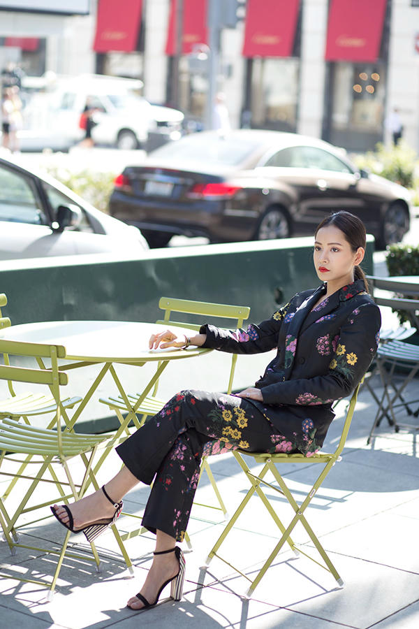 chi-pu-dien-trang-phuc-hoa-khoe-dang-tren-duong-pho-my-8