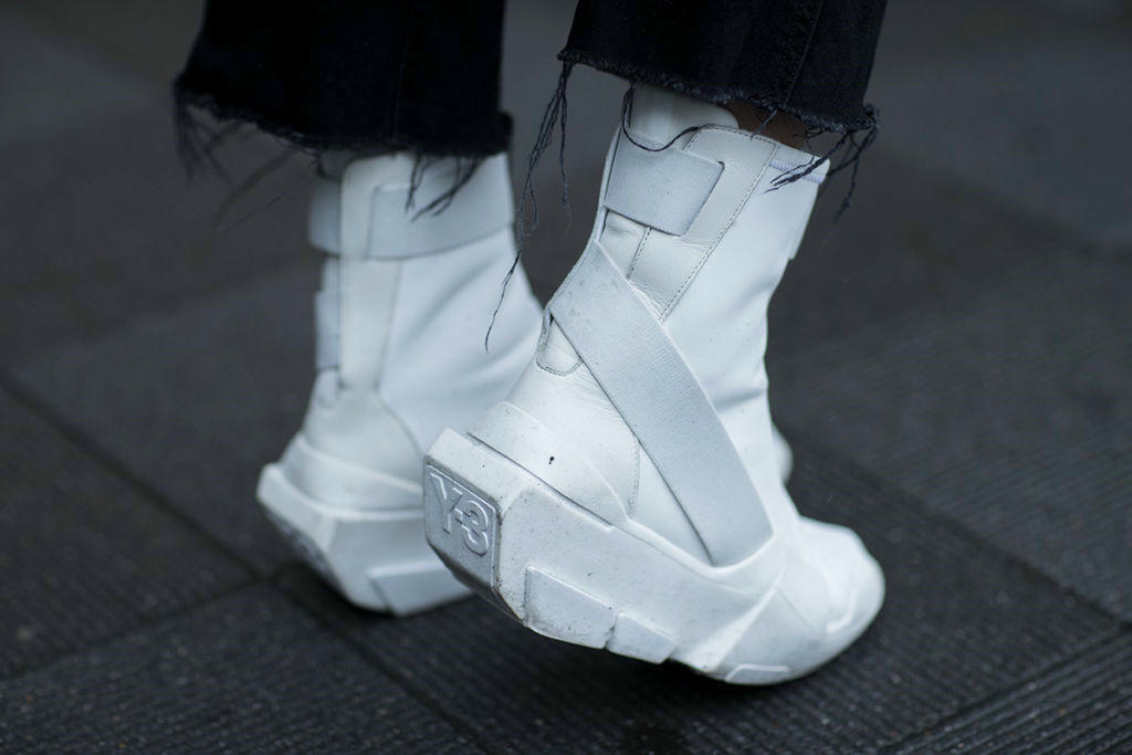 Nhung mau sneaker noi bat nhat tai cac tuan le thoi trang nam 2017 hinh anh 8