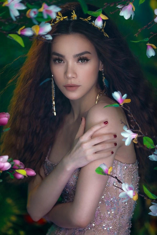 Hồ Ngọc Hà diện đầm xuyên thấu tôn đường cong