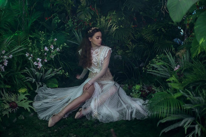 Hồ Ngọc Hà diện đầm xuyên thấu tôn đường cong