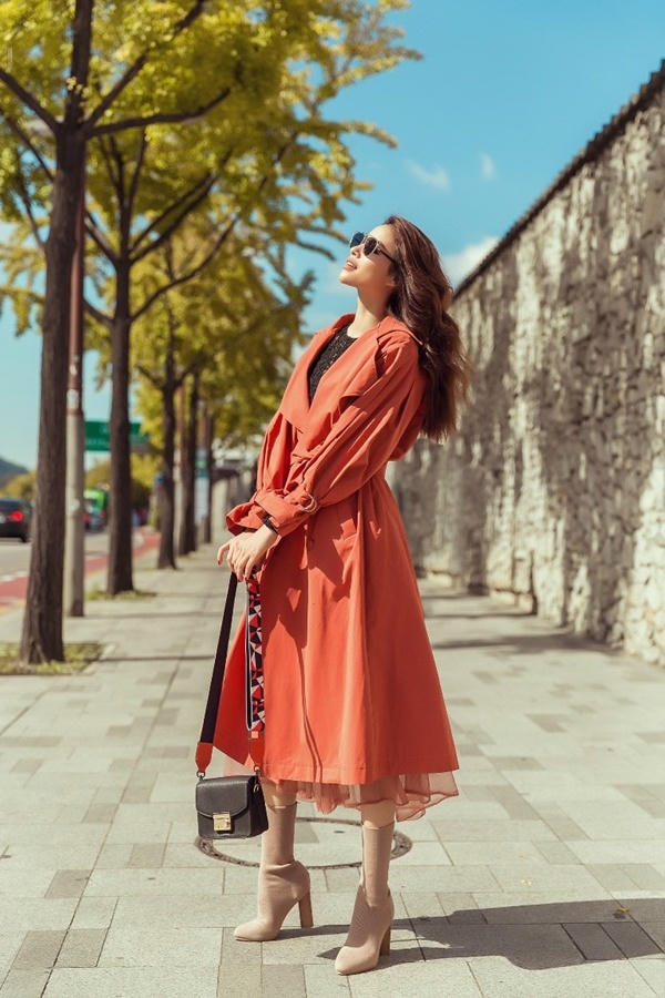 Phạm Hương diện mốt giấu quần dạo phố Seoul