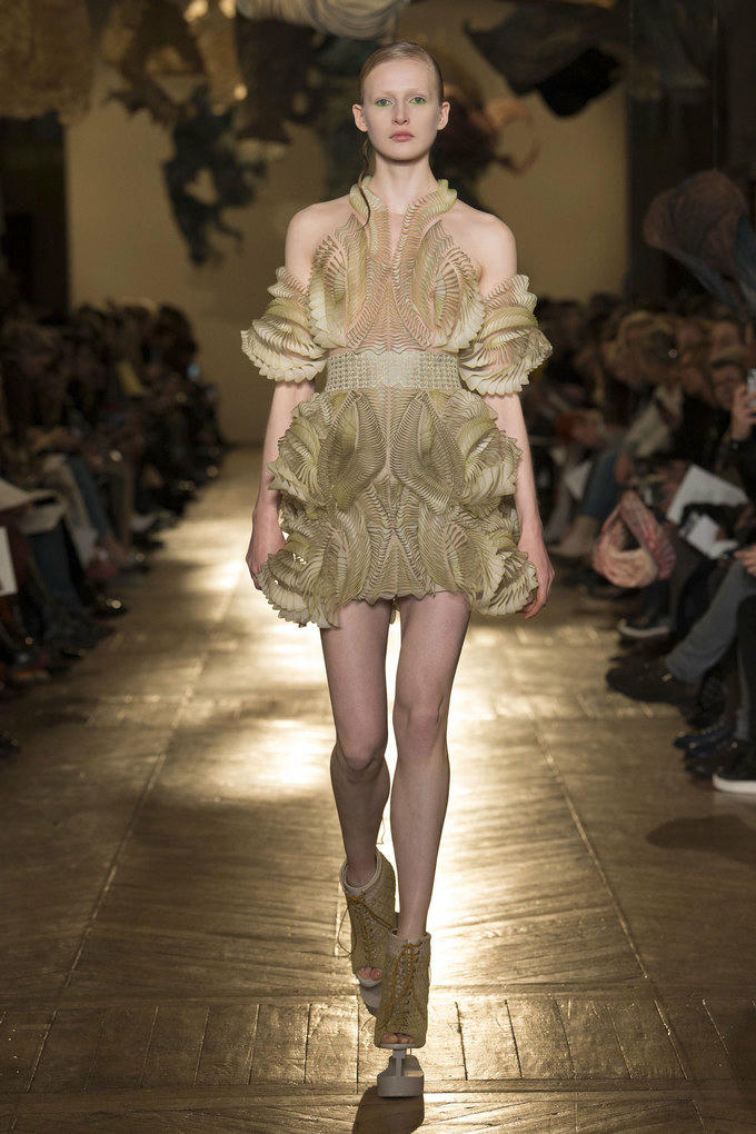 Loạt thiết kế lộng lẫy trên sàn diễn Haute Couture xuân 2018