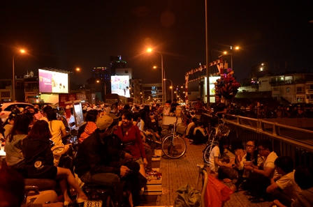 Người dân tập trung sớm trên cầu Calmette để xí chỗ đẹp&nbsp;