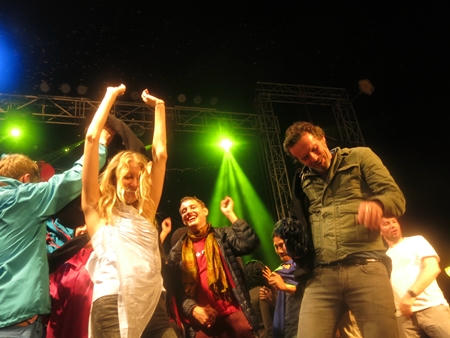 Du khách khiêu vũ cùng nhau chào mừng năm mới