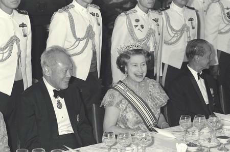 Ông Lý Quang Diệu trong một cuộc gặp với nữ hoàng Anh Elizabeth II