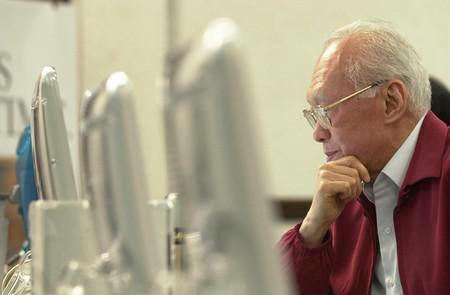 Khi đã 70 tuổi, ông Lý vẫn không ngại làm quen với máy tính