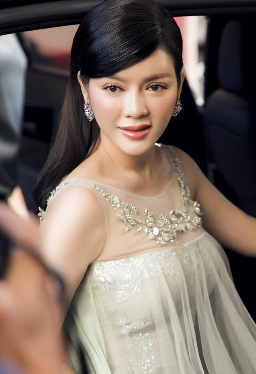 Lý Nhã Kỳ sải bước trên thảm đỏ Cannes với váy xuyên thấu