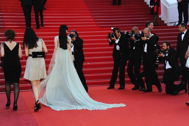 Lý Nhã Kỳ sải bước trên thảm đỏ Cannes với váy xuyên thấu