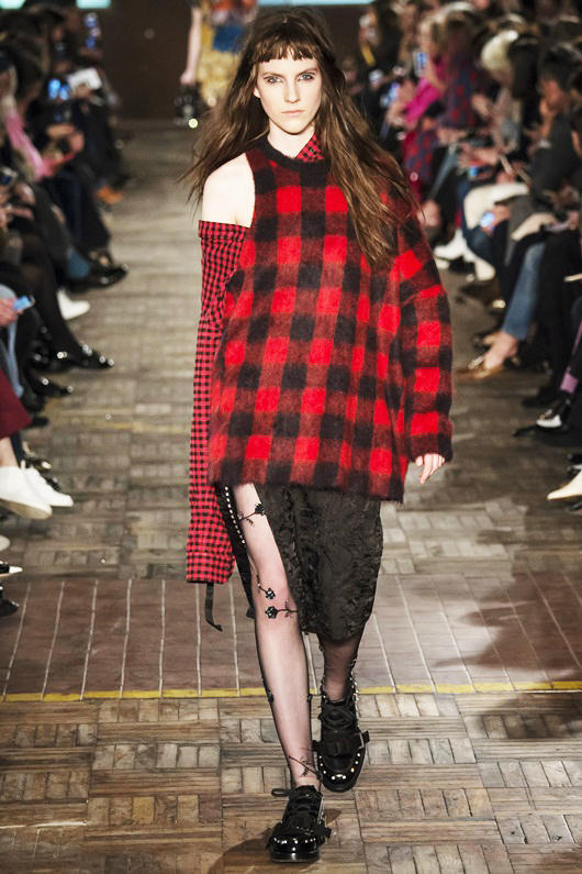 Phong cách 'gái hư' được lăng xê suốt năm 2016