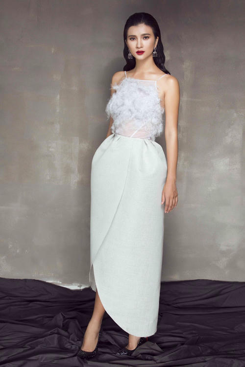 Kim Tuyến diện mốt không nội y với váy dạ hội