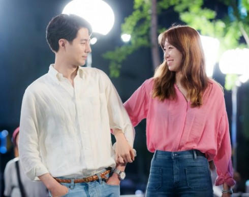 7 cách phối đồ đôi đẹp của Gong Hyo Jin và Jo In Sung