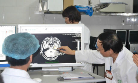 Benh nhan ung thu phoi di can khap co the van chua khoi - Anh 2