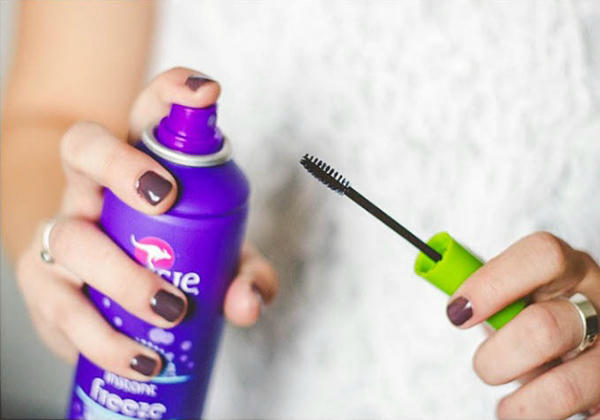 Dùng keo xịt tóc làm ẩm cây mascara cũ, bạn sẽ không cần tốn tiền mua chổi chải lông mi nữa.