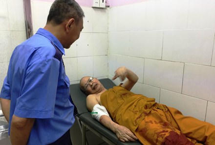 Sư thầy Nguyên Tuệ đang kể lại vụ việc bị đệ tử truy sát