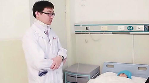 mot-bac-si-trung-quoc-bi-cha-benh-nhi-dam-chet