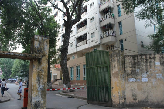 Khu ký túc xá nơi nam sinh rơi từ tầng 7 xuống đất