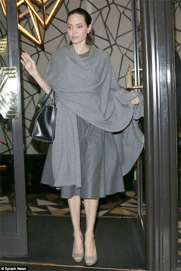 Sau ly hôn, Angela Jolie hút thuốc lá thay cơm, thân hình ngày càng tiều tụy đáng sợ 0