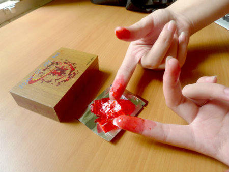 màng trinh giả với túi máu nhân tạo