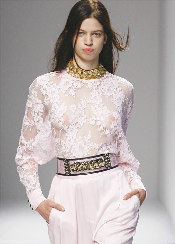 vẻ đẹp đạc biệt của làng thời trang Lily McMenamy 