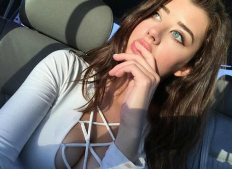 vẻ đẹp đạc biệt của làng thời trang Sarah McDaniel 
