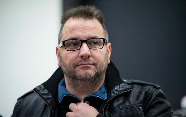  Wilfried W, 46 tuổi giả vờ mình là một người đàn ông độc thân đang tìm vợ. 