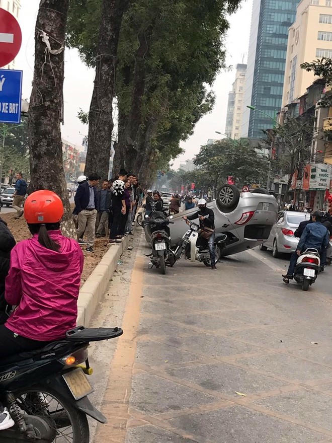 Oto lat ngua giua pho khien 2 nguoi bi thuong hinh anh 1