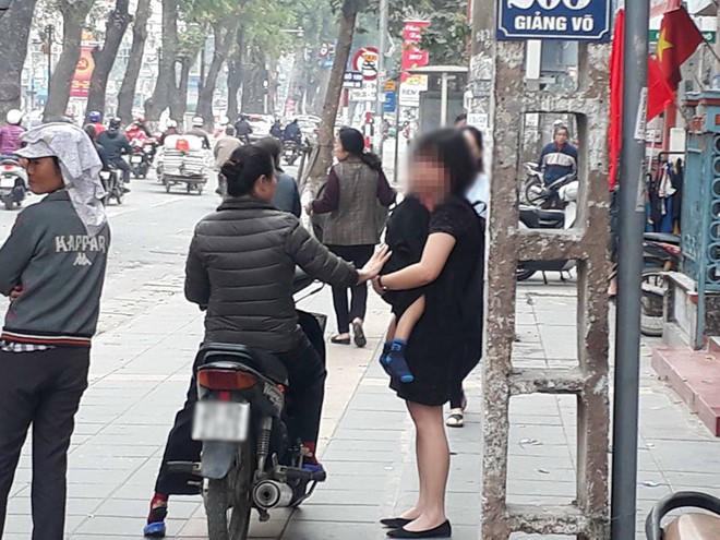 Oto lat ngua giua pho khien 2 nguoi bi thuong hinh anh 2