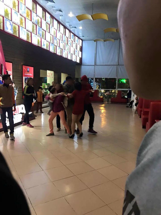 Người phụ nữ tố bị chồng cùng người nhà đánh đập, giật con nhỏ từ tay mình tại rạp chiếu phim ở Hà Nội - Ảnh 4.