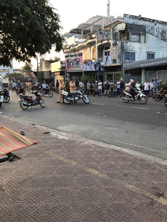  Hiện trường đôi nam nữ ôm nhau chết được phong tỏa nghiêm ngặt 