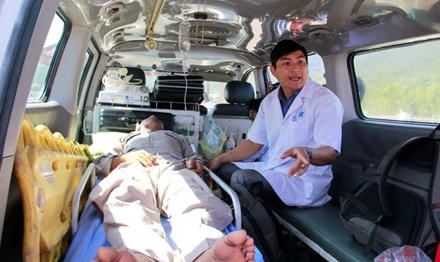 Cứu nạn thành công đưa hai ngư dân nguy kịch trên biển vào bờ ảnh 2