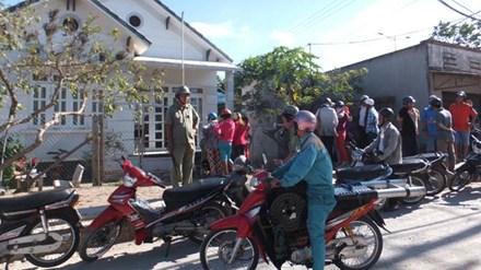 Hai me con chet up mat duoi nen nha