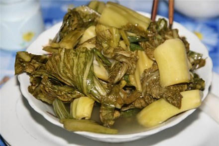 Dưa chua tuy là món ăn khoái khẩu nhưng bạn cần hạn chế nếu muốn tránh nguy cơ mắc ung thư gan.